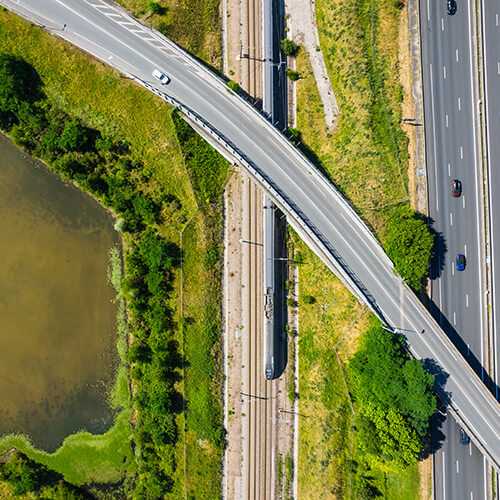 Photo aérienne train et route