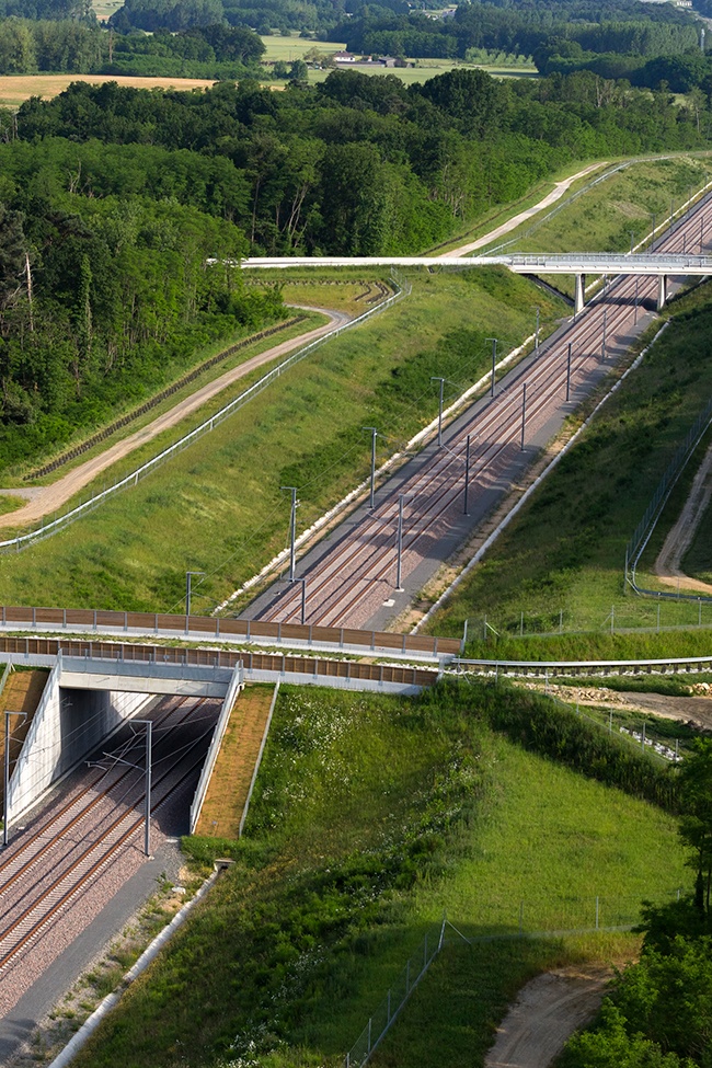 Vue aérienne de ponts au dessus des voies ferrées